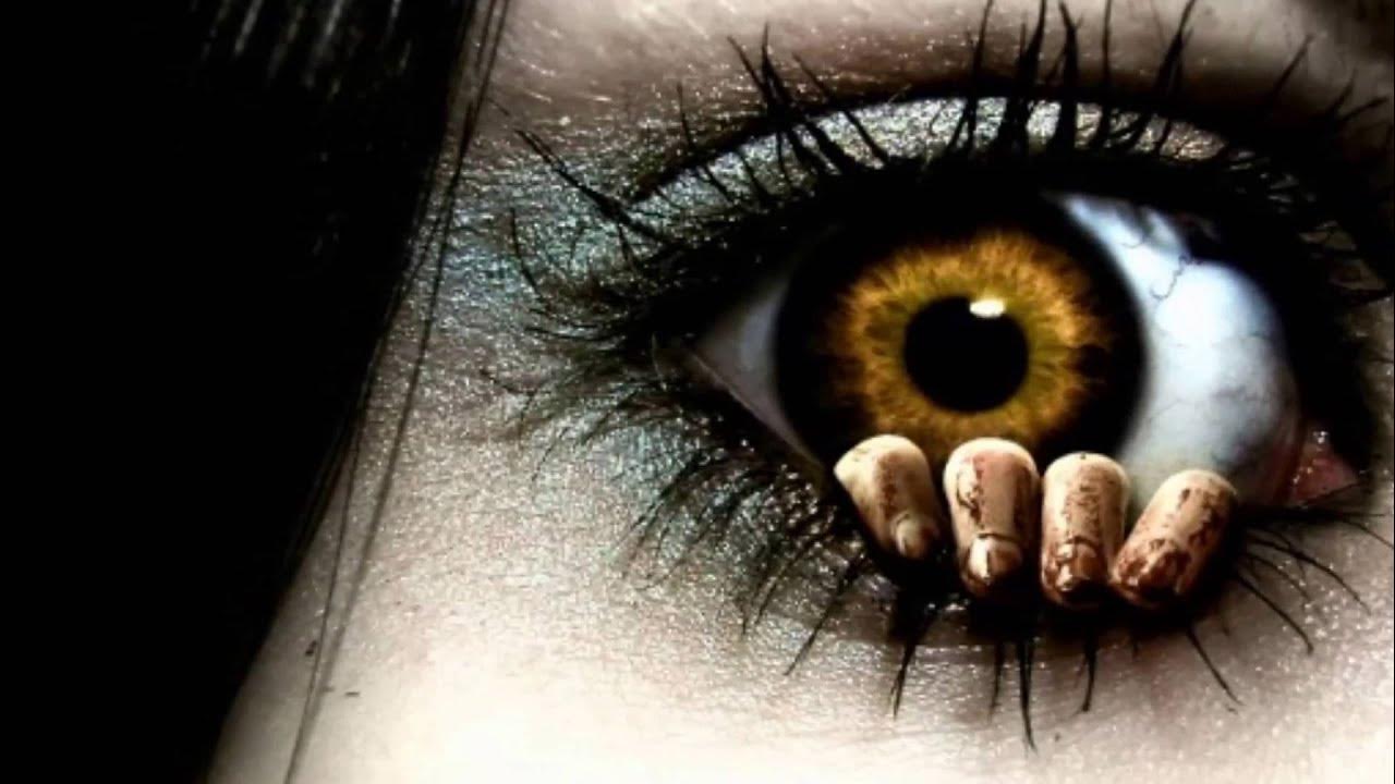 Metan нету страха в наших глазах. Испуганные мужские глаза. Metan нету страха в наших глазах. Metan нету страха в наших глазах. Глаза мужчины в темноте.