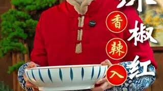 在家做辣椒油的时候，千万不要直接把热油淋在辣椒上，这样不仅不香而且还容易烧焦油泼辣子自制辣椒油