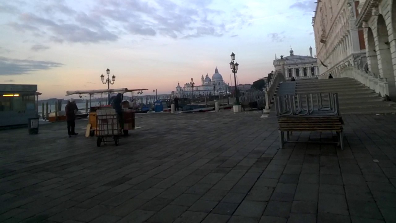 ⁣Walking in Venice Italy through google glass