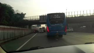 Suasana Jalan tol arah cikampek pagi hari.