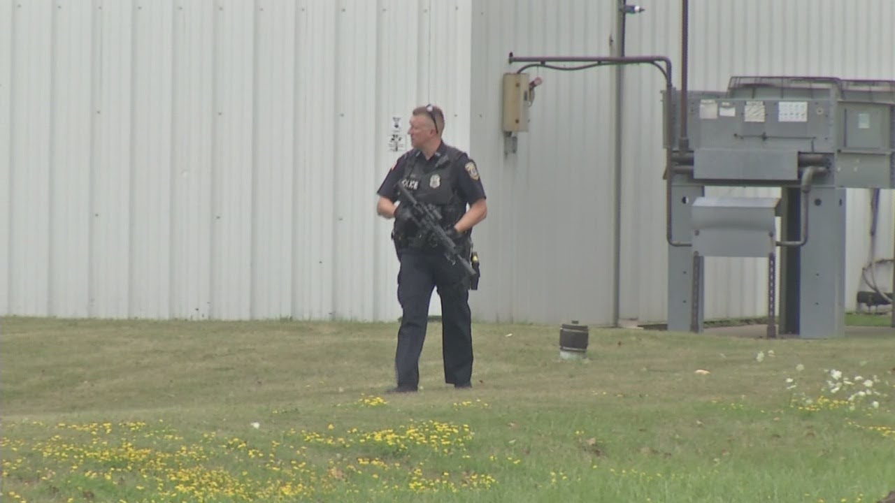 Manhunt for 4 male suspects - YouTube