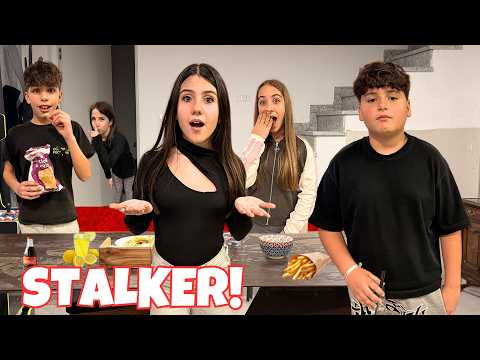 UNO STALKER BUSSA IN CASA NOSTRA E CI SPIA DURANTE UNA FESTA!