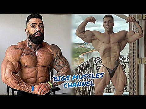 BODYBUILDERS FLEXING MUSCLES