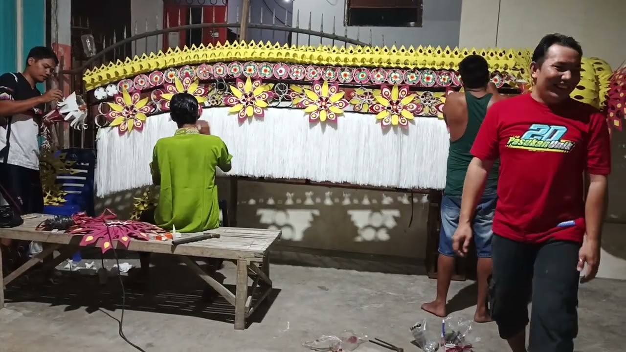 Proses pembuatan penjor karnaval #penjor #karnaval #karavalterbaru #trending 