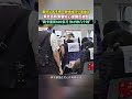 高鐵上男子把壹捆錢堆在小桌板，工作人員上前好心提醒反被懟.... #社會百態