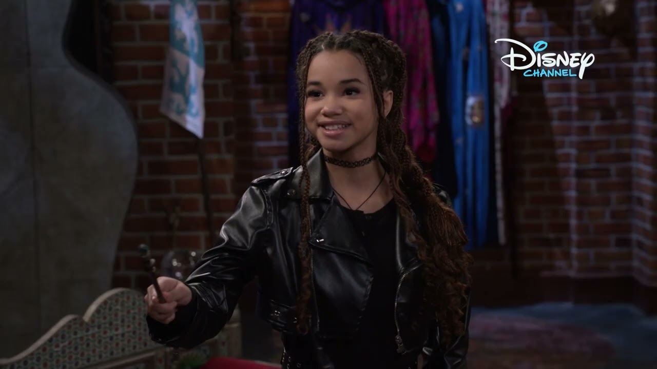 🤳 Urmăritori noi | Magicienii Dincolo de Waverly Place | Disney Channel România