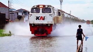 KERETA API INI NEKAT MELINTAS REL YANG BANJIR