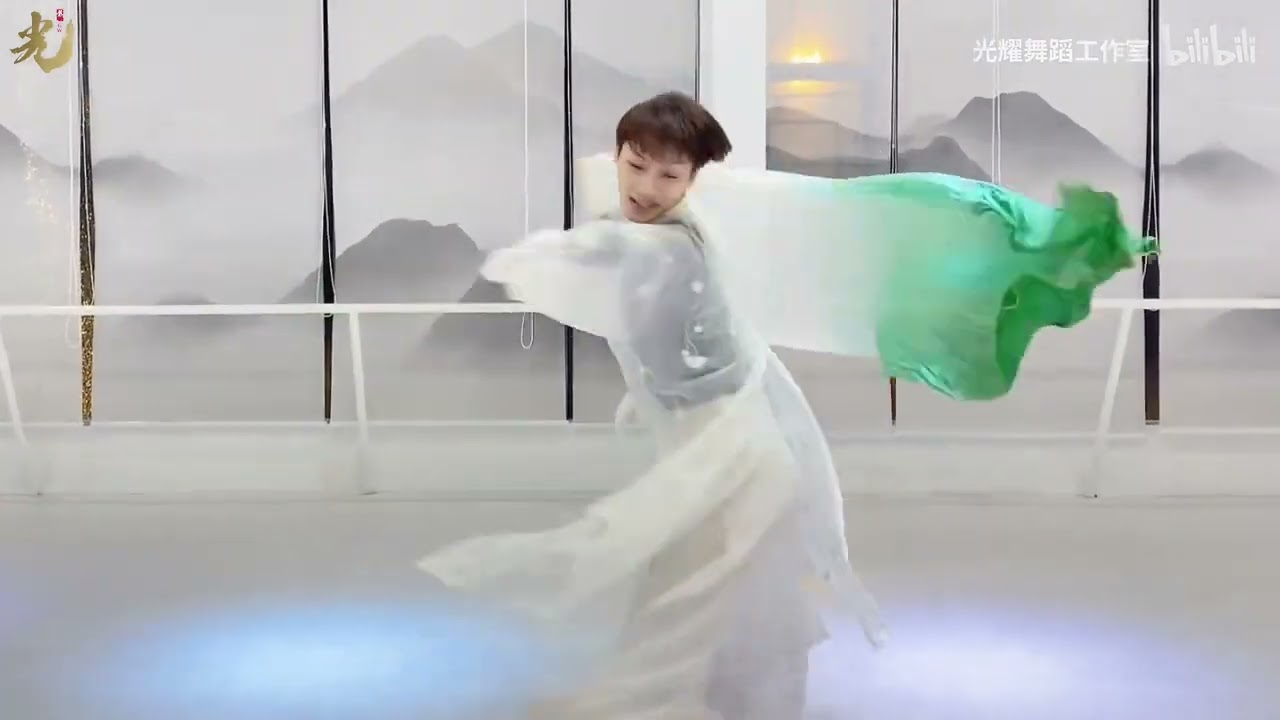 Lạnh Lẽo múa quạt