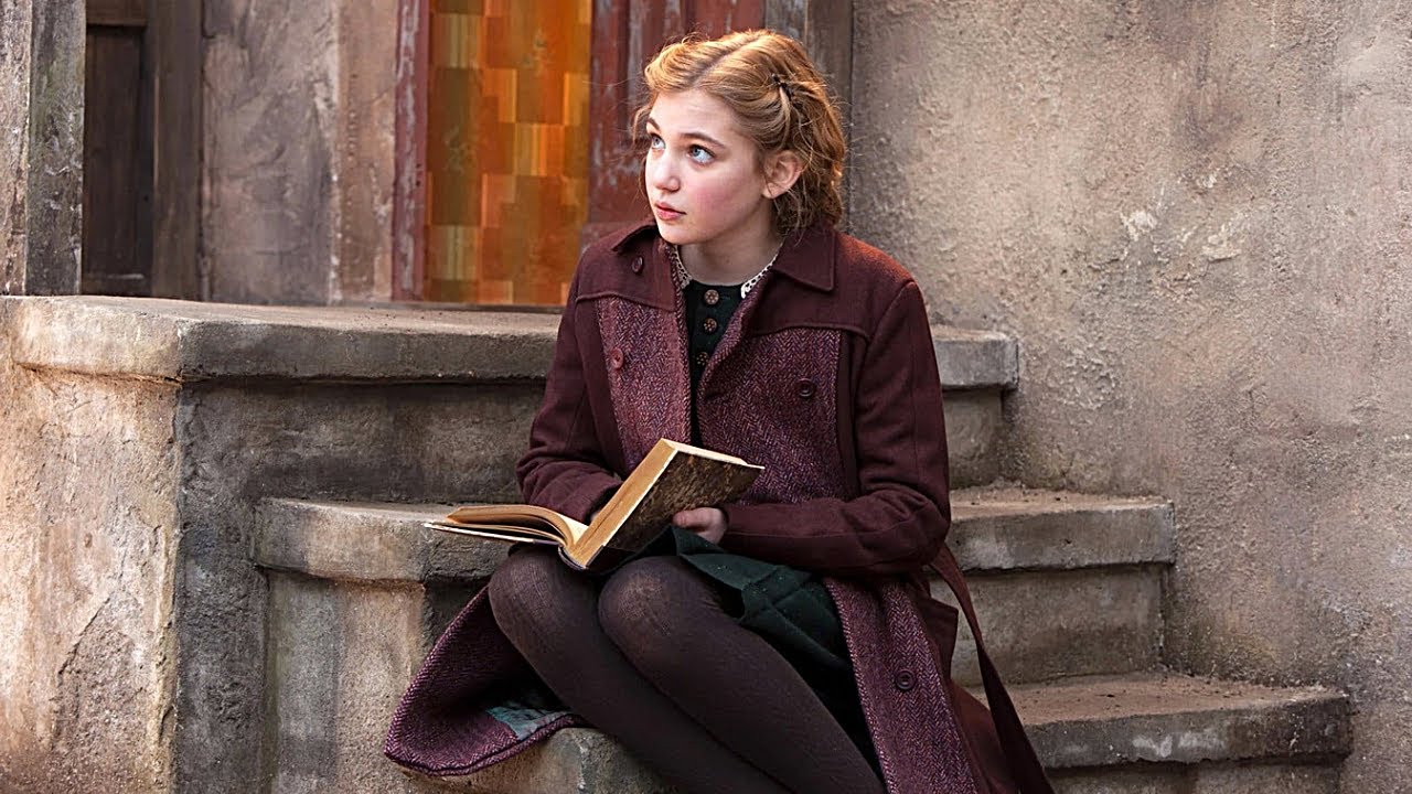 Во время Второй мировой войны девушка находит утешение, воруя книги и делясь ими с еврейским беже...