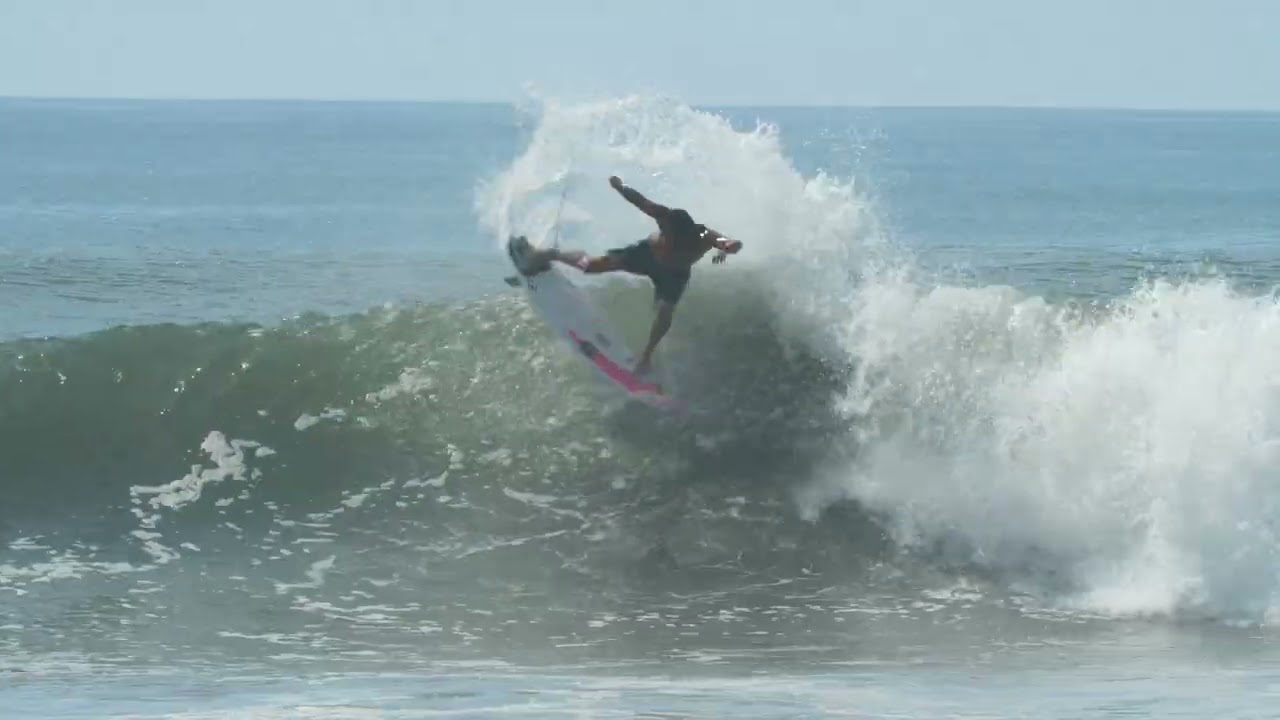 perfect swell in punta roca