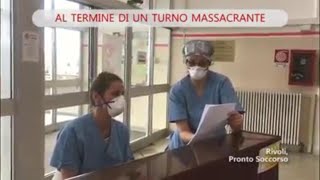Ospedale di Rivoli, il fine turno di due infermiere al pianoforte: 