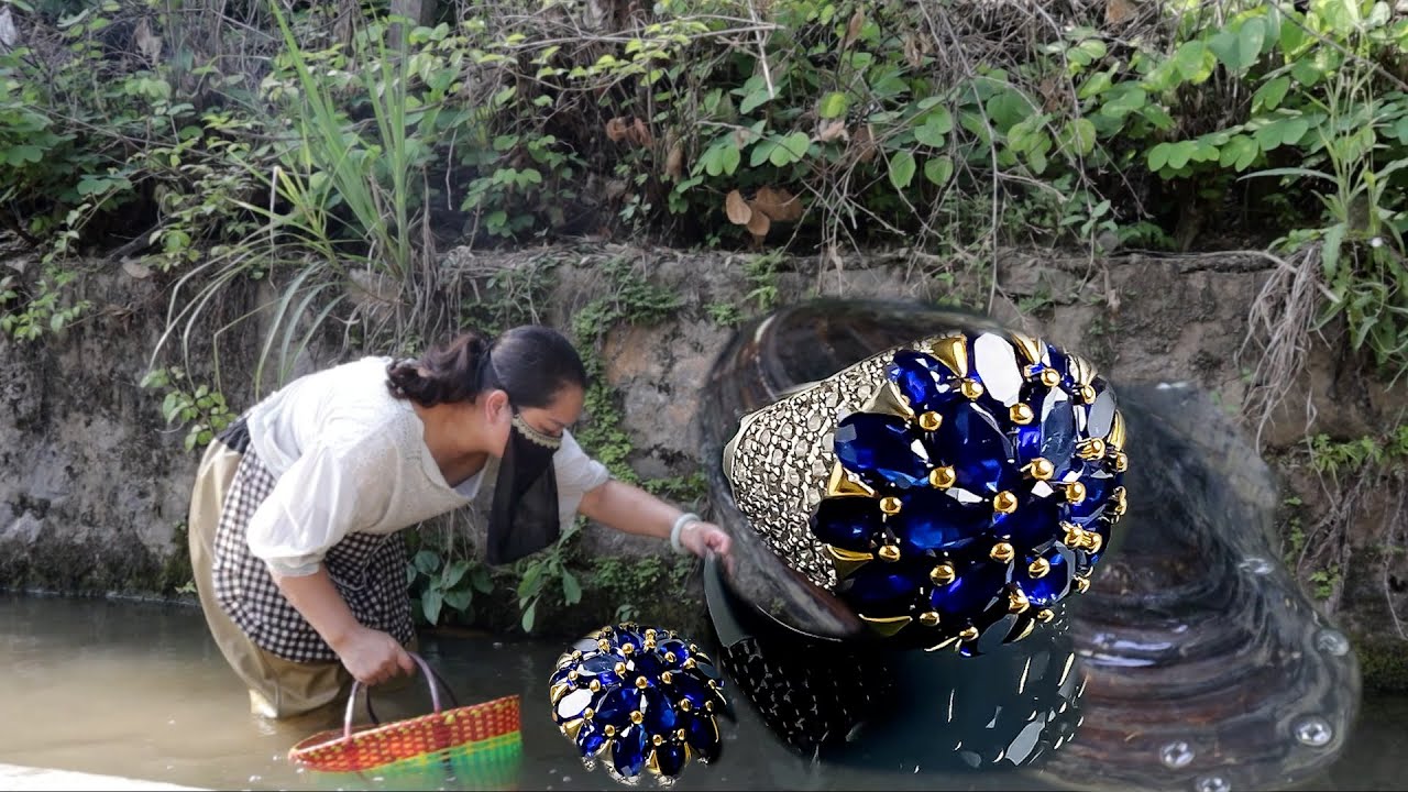 The old man secretly told the girl that there are many pearl clam shells here