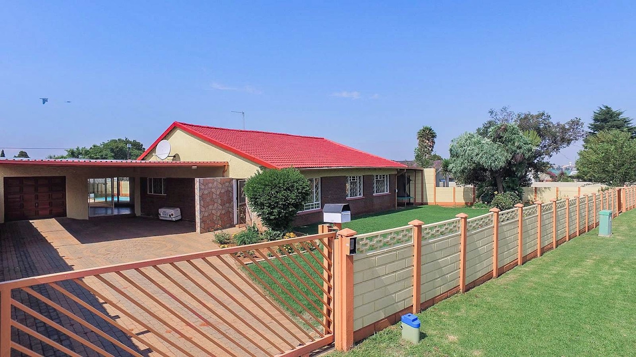 3 Bedroom House for sale in Gauteng | Johannesburg | Roodepoort | Witpoortjie | 24 Haar |