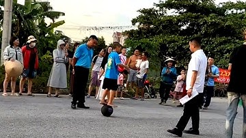 Full Clip Cháu Bé Xác Lập Kỷ Lục Guinness Thế Giới, Đi Lùi Trên Bóng Ở Bắc Ninh #bacninh #ball #new