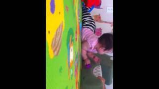 20101015 11mos 벽잡고놀다가