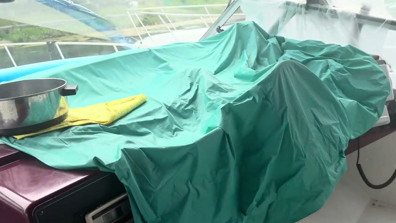 1990 Carver 3557 Montego Tour - YouTube