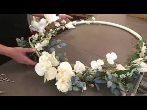 Vidéo: Comment Tisser Une Couronne Avec Des Fleurs Artificielles