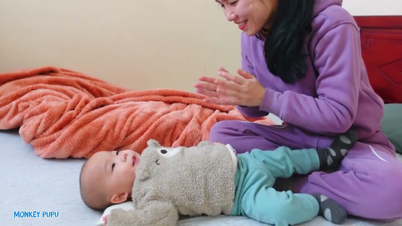 Monkey Pupu and Baby Nguyen get pillows together so funny