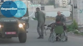 Israeli policeman pushes Palestinian out of wheelchair Resimi
