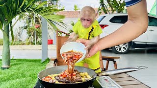 Assistant chef Bibi prepares food for Dad to cook!