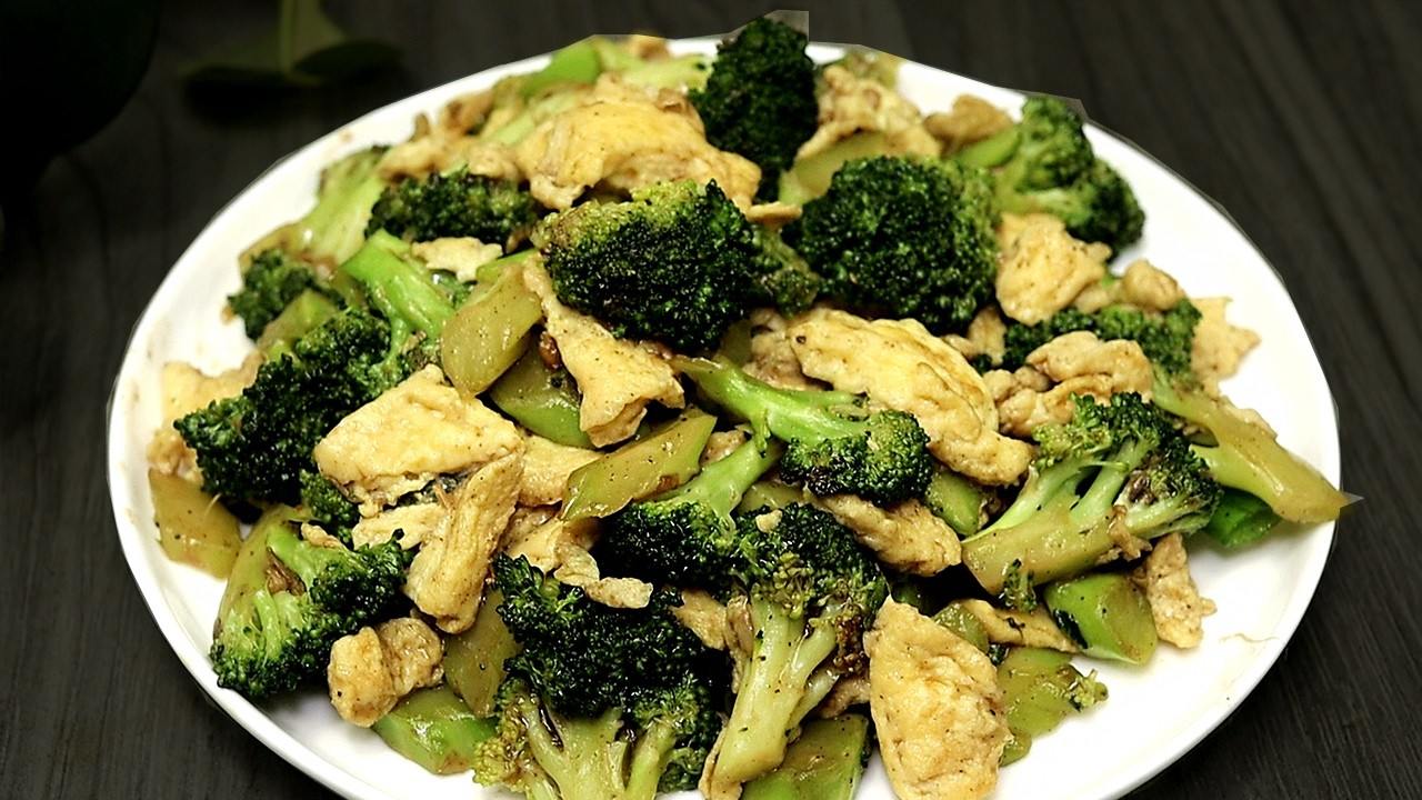 বাজারে ব্রকলি শেষ হবার আগেই খেয়ে দেখুন দারুন মজার এগ ব্রকলি ! আসল চাইনিজ রেসিপিতে রান্না এগ ব্রকলি !