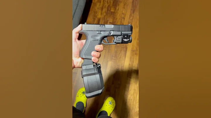 Glock 19 Gen 5 #2astrong #9mmgun #edc #streamlight #airsoft #warzone #shorts #trending