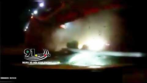 Container lật nghiêng kinh hoàng trên cao tốc TP. HCM - Trung Lương