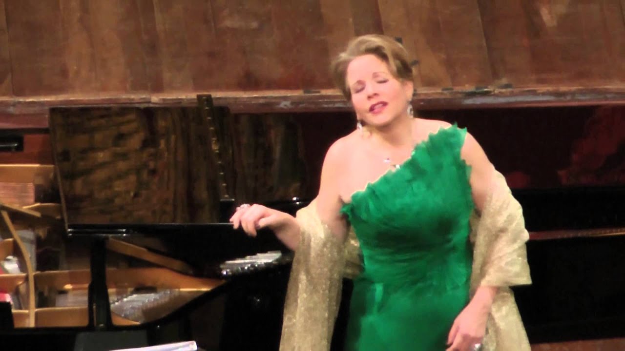 Assista a Renee Fleming - " Song to the Moon"-Dvorak - Teatro Colon 2012 no YouTube Assista a Renee Fleming - " Song to the Moon"-Dvorak - Teatro Colon 2012 no YouTube