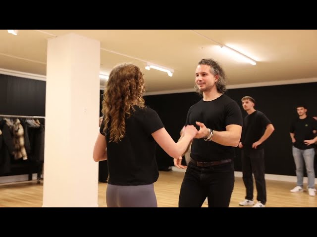 ¡Bienvenidos a Salsa Basic 1! In diesem Kurs bringen wir dir die pulsierenden Rhythmen des Salsa näher, zeigen dir versc