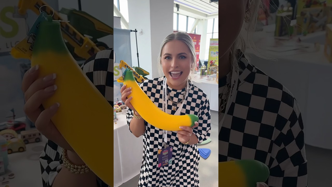 the worlds largest (and longest) squishy banana 👏🏼🤩 