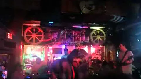 Daryl Singletary - "The Bottle Let Me Down"