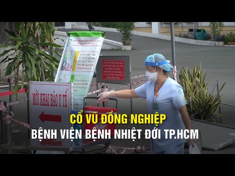 Video Mang đồ ăn cổ vũ đồng nghiệp cách ly trong Bệnh viện... - youtube