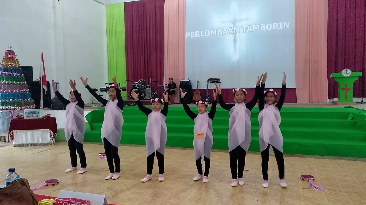 Penampilan tari tamborin anak-anak Thalitakoum