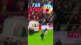 Fan Attacked The Goalkeeper😱