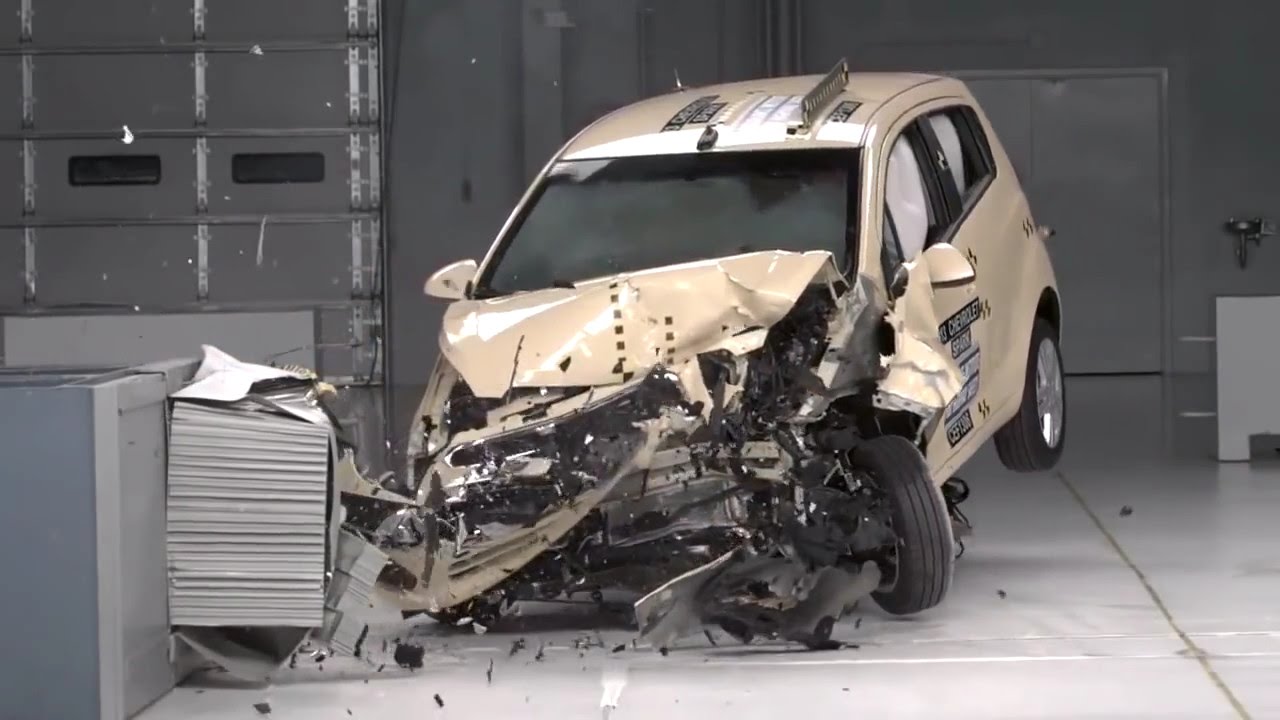2013 Chevrolet Spark moderate overlap IIHS crash test