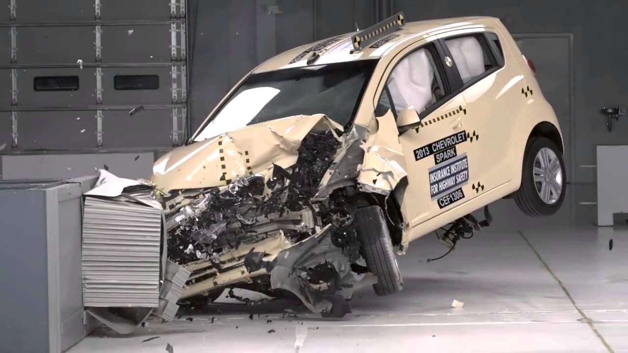 2013 Chevrolet Spark moderate overlap IIHS crash test