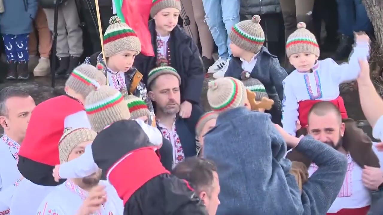 Калоферци играха ледено хоро и извадиха кръста от река Тунджа