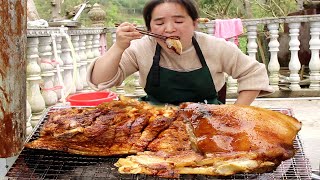 苗大姐半个猪腿烤着吃，左手啤酒右手肉，日子过得美滋滋！【苗阿朵美食】