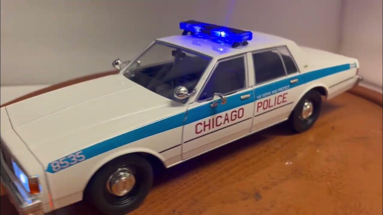 Chicago Police CAPS POLICE 1987 Chevy Caprice with WORKING LIGHTS 1/18