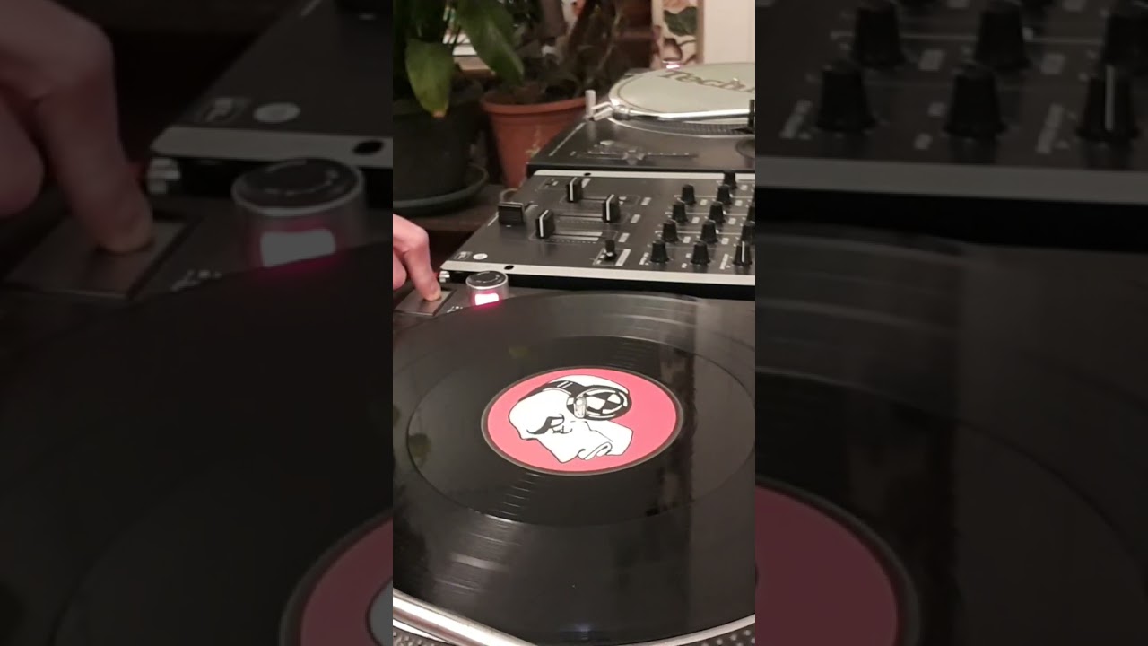 Playing my dubstep vinyl collection journey cont..!