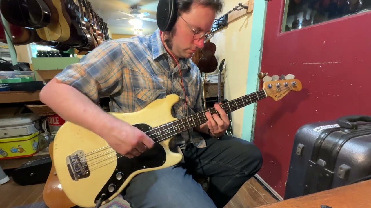 1972 Fender Musicmaster electric bass - YouTube