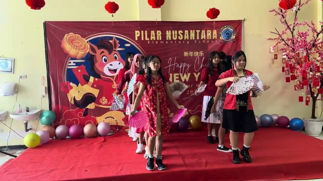 PENAMPILAN KELAS 6 CEWEK DALAM ACARA PERAYAAN IMLEK SD PINUS 2026