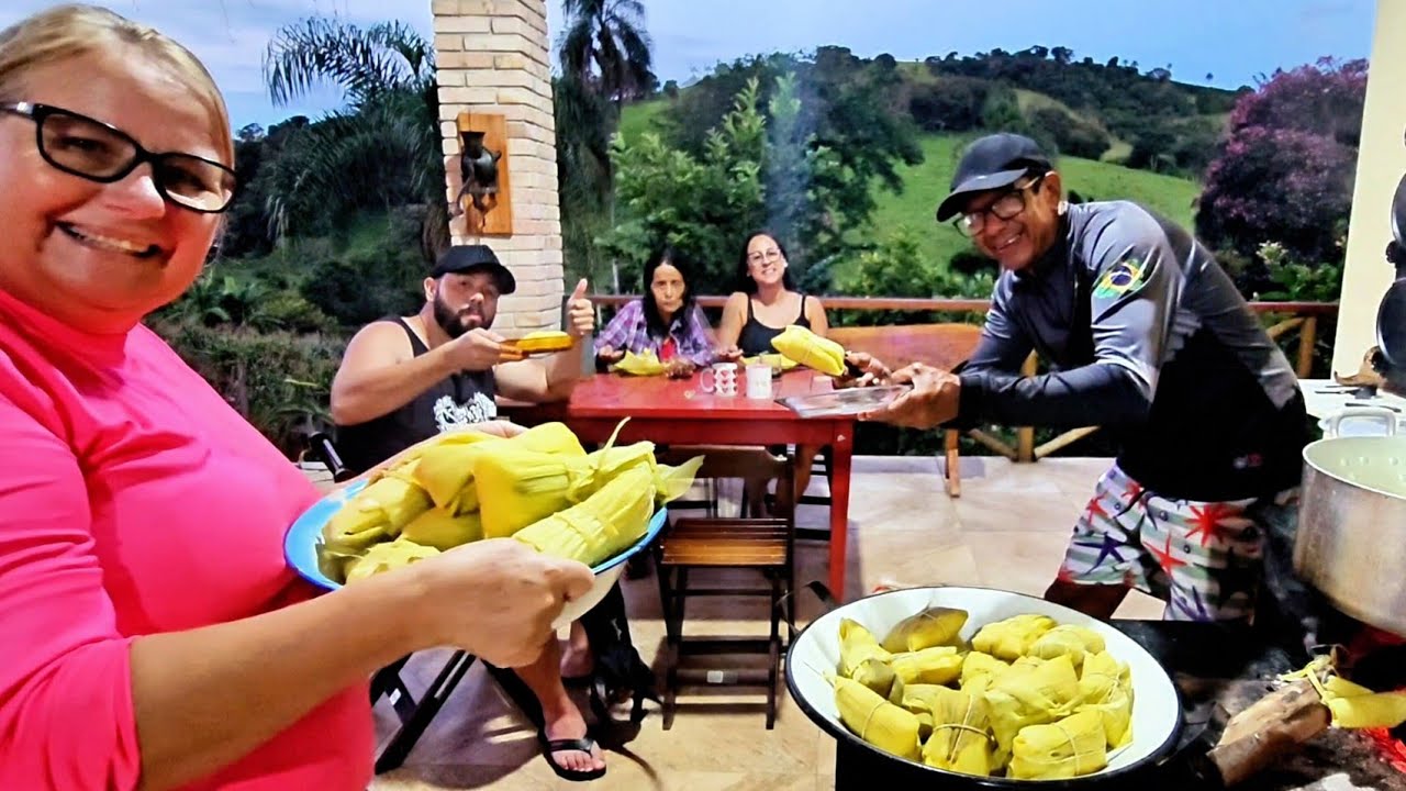 FAMÍLIA REUNIDA PRA FAZER PAMONHA E ALMOÇO NO FOGÃO A LENHA. NÃO EXISTE NADA MELHOR