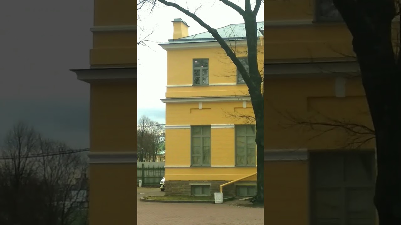 Яркий дом Садовника Таврического дворца на ул.Потемкинской. Санкт Петербург.