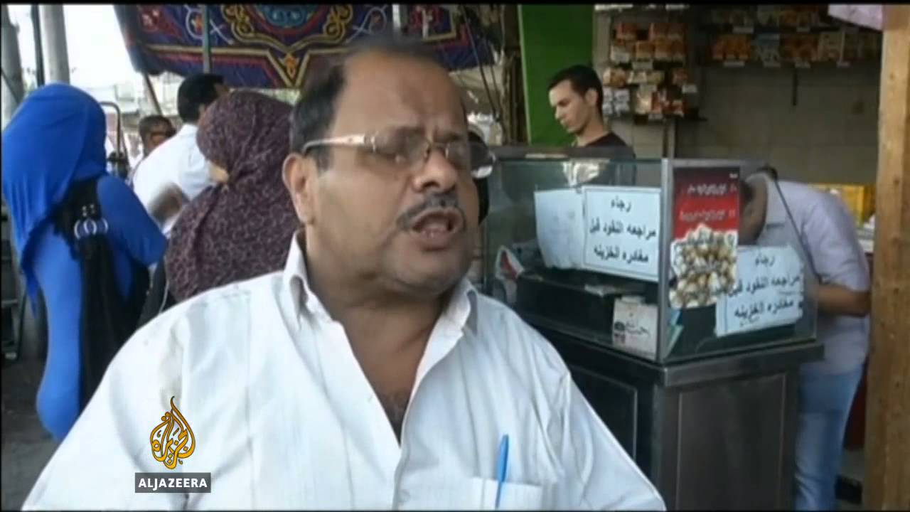 المصريون يستمتعون بحلويات رمضان