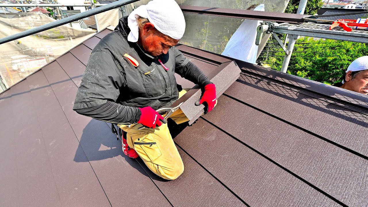 高槻市でスーパーガルテクトで屋根のカバー工法と天窓撤去ーペイント一番