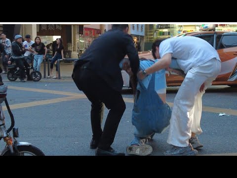 The drunk girl collapsed on the ground like a dead dog 女孩喝醉瘫倒在地如同死狗