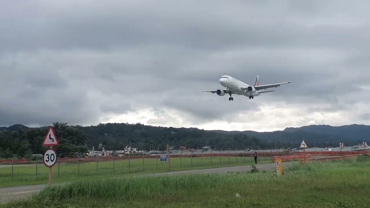 Philippine Airlines Landing in Caticlan Airport | Lesven Silveira (Isn't there more of Finale Week?)