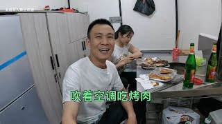 自驾5000公里终于到新疆，冷藏货箱里吹着空调吃烤肉，真的太爽啦