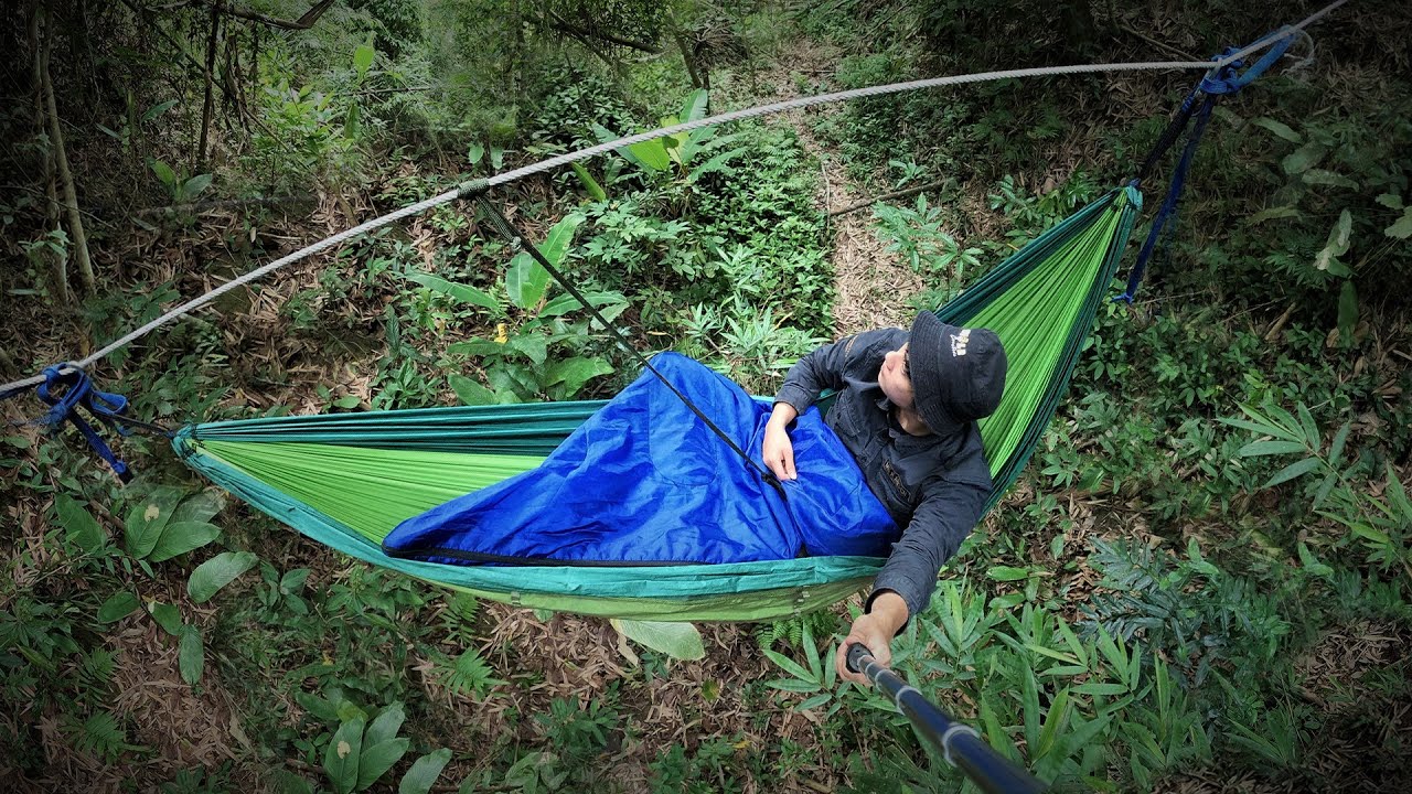 ผูกเปลนอนกลางหุบเขาสูง นอนป่าวิธีนี้ จะทำให้ปลอดภัยจากสัตว์ร้ายในป่าได้!